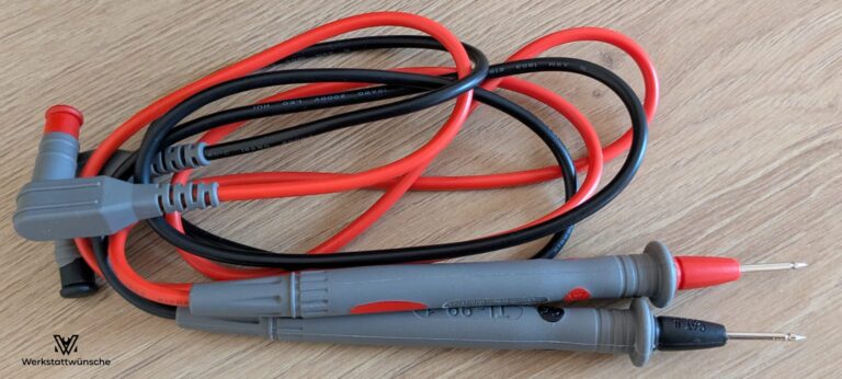 Nahaufnahme von Messspitzen eines Multimeters, schwarz und rot